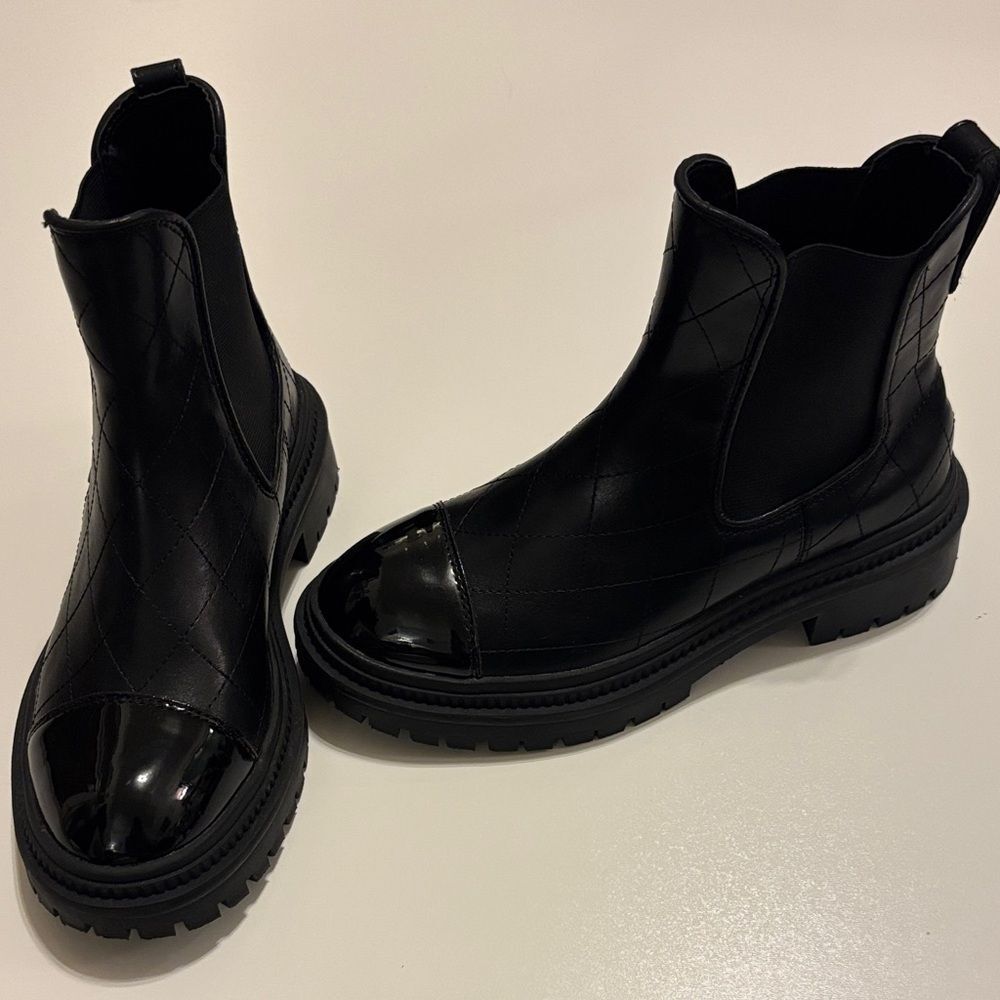 Steve Madden Leather “Mayslie” Black Quilted Lug Sole Chelsea Boots Size 6
